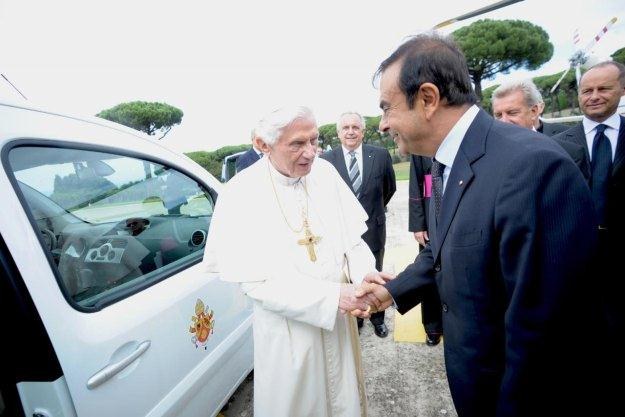 Prezes Ghosn osobiście przekazał samochod papieżowi /Informacja prasowa