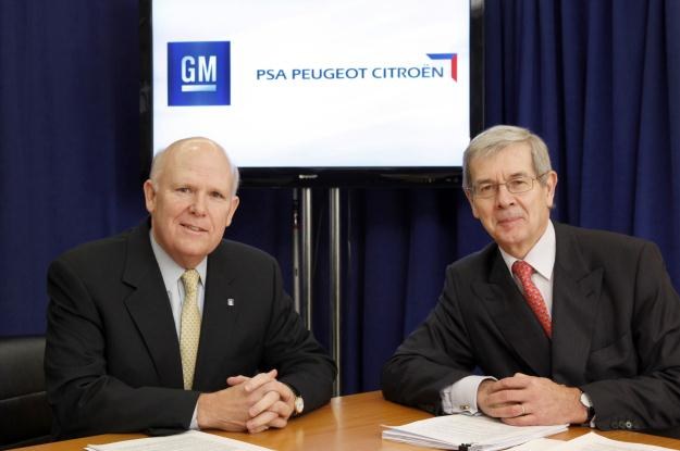 Prezes GM Dan Akerson i prezes PSA Philippe Varin /Informacja prasowa