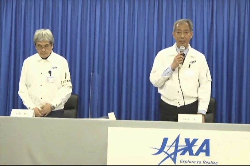 Prezes japońskiej agencji kosmicznej Yasuhiro Funo (z lewej) w czasie konferencji prasowej po katastrofie rakiety H3 /East News