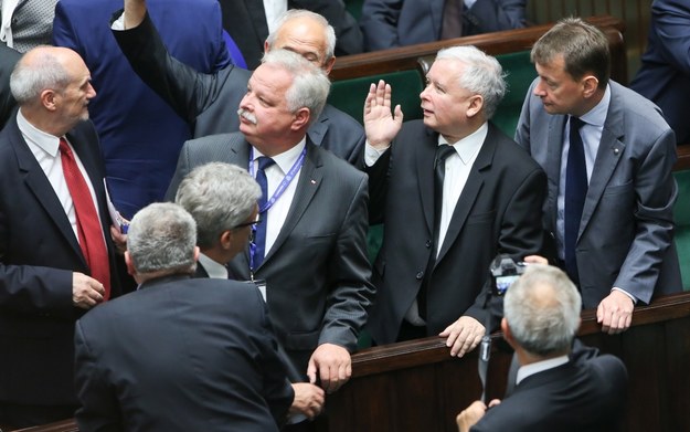 Prezes Jarosław Kaczyński w otoczeniu parlamentarzystów PiS przed rozpoczęciem uroczystości zaprzysiężenia Andrzej Dudy /Rafał Guz /PAP