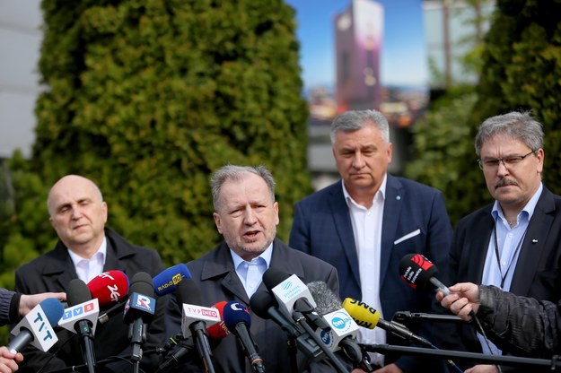 Prezes JSW Tomasz Cudny (L), dyrektor ds. pracy w kopalni JSW Aleksander Szymura (2P), prezes Centralnej Stacji Ratownictwa Górniczego Piotr Buchwald (2L) i wiceprezes JSW ds. Technicznych i operacyjnych Edward Paździorko (P) podczas wypowiedzi dla mediów przed wejściem na teren kopalni Jastrzębskiej Spółki Węglowej Pniówek