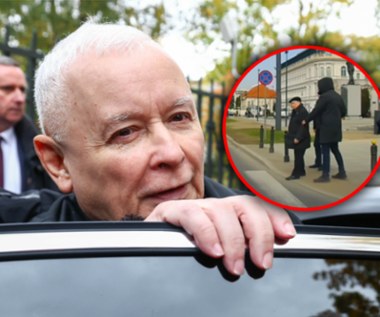 Prezes Kaczyński prawie wpadł pod auto. Zapomniał o najważniejszej zasadzie