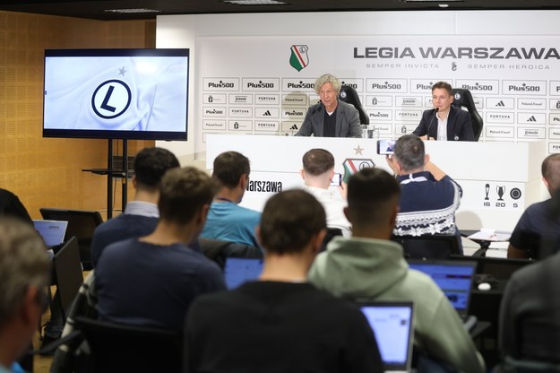 Prezes Legii Dariusz Mioduski (L) i rzecznik prasowy klubu Bartosz Zasławski (P) podczas konferencji prasowej w Warszawie /Rafał Guz /PAP