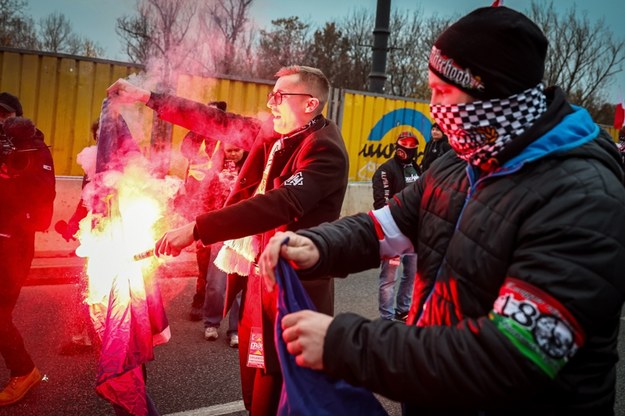 Prezes Młodzieży Wszechpolskiej Marcin Osowski uczestniczy w spaleniu flagi Unii Europejskiej podczas Marszu Niepodległości w Warszawie /Marek Gorczyński    /PAP