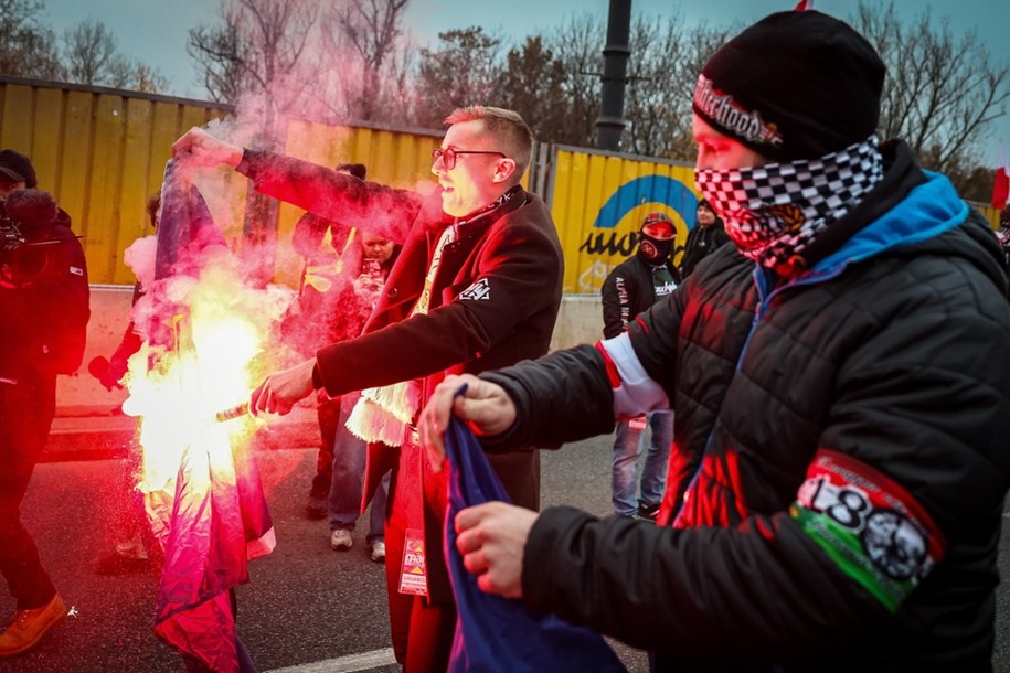 Prezes Młodzieży Wszechpolskiej Marcin Osowski uczestniczy w spaleniu flagi Unii Europejskiej podczas Marszu Niepodległości w Warszawie /Marek Gorczyński    /PAP