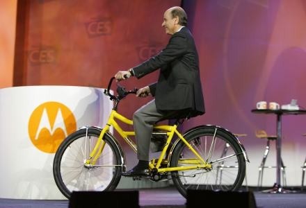 Prezes Motoroli Ed Zander podczas konferencji pokazywał rower z ładowarką /AFP