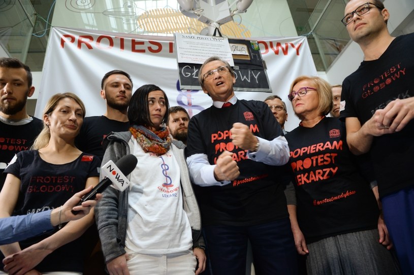 Prezes Naczelnej Rady Lekarskiej Maciej Hamankiewicz u protestujących /Jacek Turczyk /PAP