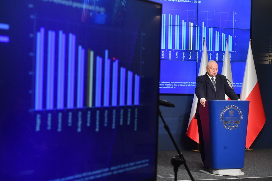 Prezes Narodowego Banku Polskiego Adam Glapiński podczas konferencji prasowej dotyczącej oceny bieżącej sytuacji ekonomicznej w Polsce w Centrali NBP w Warszawie. /Radek Pietruszka /PAP