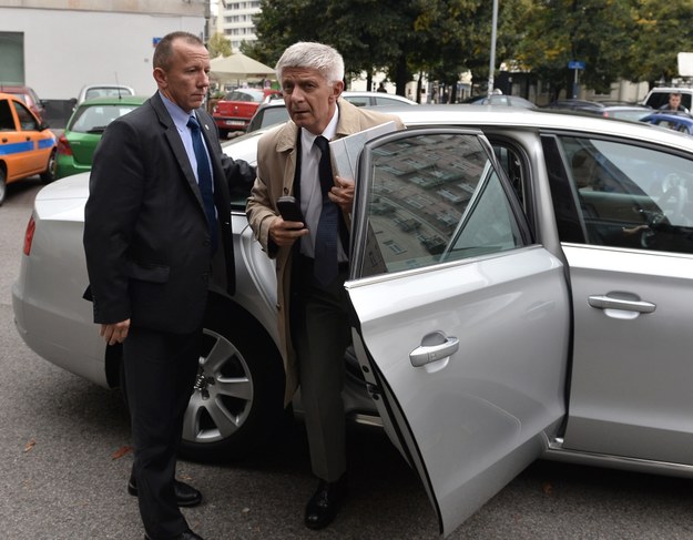 Prezes Narodowego Banku Polskiego prof. Marek Belka w drodze do warszawskiej prokuratury /Marcin Obara (PAP) /PAP