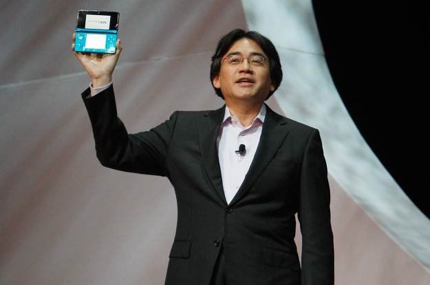Prezes Nintendo, Satoru Iwata, prezentuje Nintendo 3DS światu /AFP