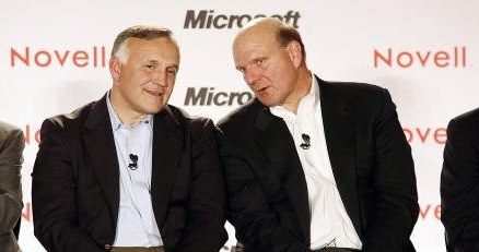 Prezes Novell, Ron Hovsepian (z lewej) i dyrektor Microsoft, Steve Ballmer /AFP