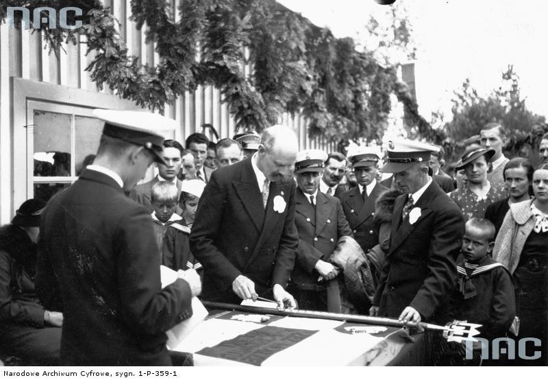 Prezes Obwodu Ligi Morskiej i Kolonialnej przy Fabryce Broni w Radomiu inż. Skopowski wbija gwóźdź do sztandaru ligi, 1936 /Z archiwum Narodowego Archiwum Cyfrowego