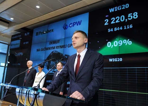 prezes Pekabeksu Robert Jędrzejowski (front-P) podczas debiutu spółki rynku głównym GPW /PAP