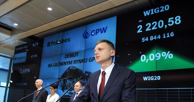 prezes Pekabeksu Robert Jędrzejowski (front-P) podczas debiutu spółki rynku głównym GPW /PAP