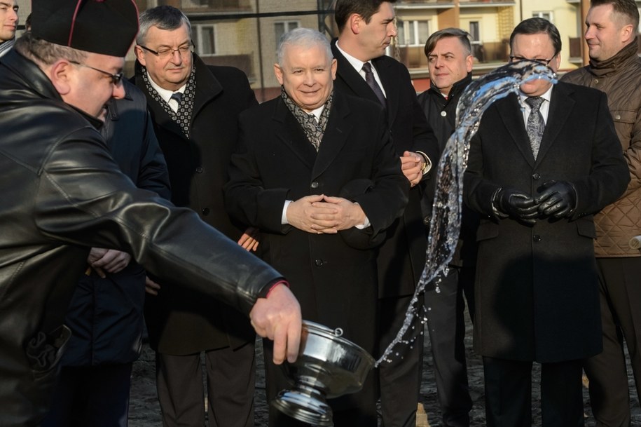 Prezes PIS Jarosław Kaczyński (3L) podczas konferencji prasowej na temat wykonawstwa robót budowlanych w ramach rządowego programu Mieszkanie Plus /Wojciech Pacewicz /PAP