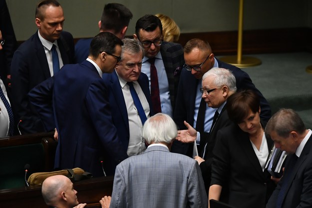 Prezes PiS Jarosław Kaczyński (3P), premier Mateusz Morawiecki (2L), wicepremier Piotr Gliński (3L), wiceminister infrastruktury Rafał Weber (L), poseł PiS Marek Ast (5P) i sekretarz stanu w Ministerstwie Finansów Artur Soboń (4P) na sali obrad. Sejm odrzucił wszystkie kluczowe poprawki Senatu do nowelizacji ustawy o Sądzie Najwyższym. Nowela trafi teraz do prezydenta.