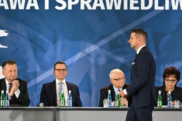 Prezes PiS Jarosław Kaczyński (3P), wiceprezesi PiS Mateusz Morawiecki (P) i Mariusz Błaszczak (L), europosłeł Patryk Jaki (2P) oraz posłanka PiS Elżbieta Witek (P) podczas kongresu Prawa i Sprawiedliwości /Piotr Polak /PAP