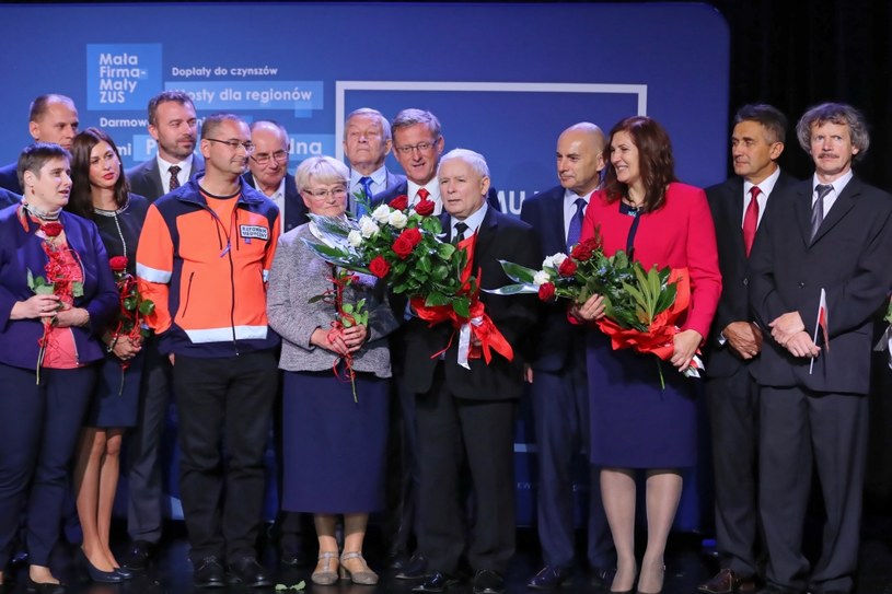 Prezes PiS Jarosław Kaczyński (5P) oraz kandydatka Zjednoczonej Prawicy na prezydenta Nowego Sącza Iwona Mularczyk (3P) podczas spotkania wyborczego Prawa i Sprawiedliwości w Nowym Sączu / 	Grzegorz Momot    /PAP