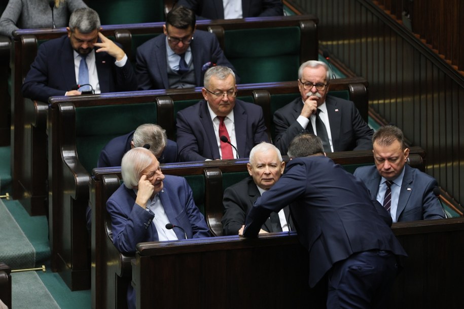 Prezes PiS Jarosław Kaczyński (C-dół), przewodniczący KP PiS (P-dół) oraz posłowie PiS: Ryszard Terlecki (L), Leonard Krasulski (P-2 rząd) i Andrzej Adamczyk (C- 2 rząd) na sali plenarnej Sejmu w Warszawie /Rafał Guz /PAP