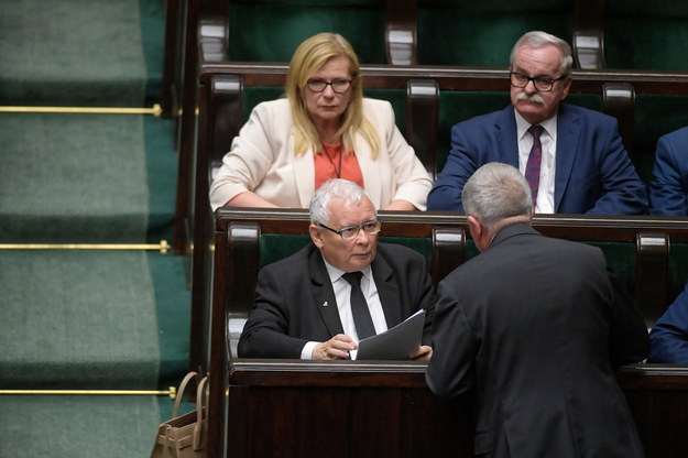 Prezes PiS Jarosław Kaczyński (C-dół), wicemarszałek Sejmu Małgorzata Gosiewska (C-góra) oraz poseł PiS Leonard Krasulski (P) na sali obrad w pierwszym dniu 17. posiedzenia Sejmu / 	Marcin Obara  /PAP