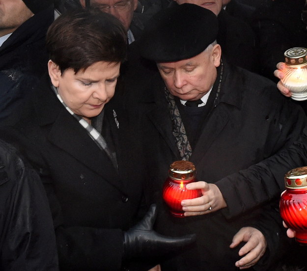 Prezes PiS Jarosław Kaczyński (C) i premier Beata Szydło (L) podczas uroczystości przed Pałacem Prezydenckim /Radek Pietruszka /PAP