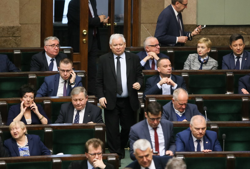 Prezes PiS Jarosław Kaczyński (C) na sali obrad w drugim dniu posiedzenia Sejmu /Paweł Supernak /PAP