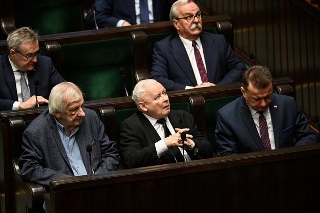 Prezes PiS Jarosław Kaczyński (C) oraz posłowie PiS Ryszard Terlecki (L) i Mariusz Błaszczak (P) na sali obrad Sejmu /Radek Pietruszka /PAP