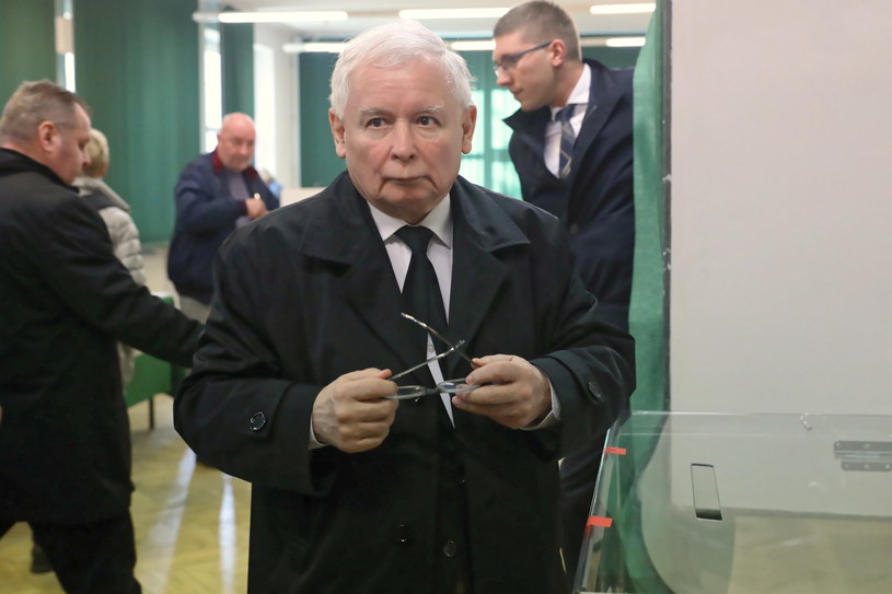 Prezes PiS Jarosław Kaczyński (C) podczas głosowania w Warszawie /	Tomasz Gzell   /PAP