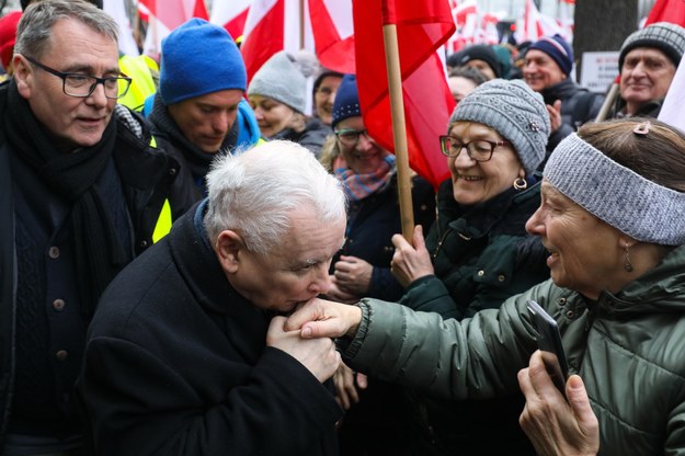 Prezes PiS Jarosław Kaczyński (C) podczas "Protestu Wolnych Polaków" przed siedzibą Trybunału Konstytucyjnego w Warszawie /Paweł Supernak /PAP