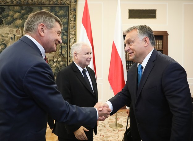 Prezes PiS Jarosław Kaczyński (C), premier Węgier Viktor Orban (P) i marszałek Sejmu Marek Kuchciński (L) podczas spotkania w Sejmie /Paweł Supernak /PAP