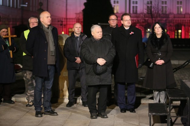 Prezes PiS Jarosław Kaczyński (C) przed przemówieniem przed Pałacem Prezydenckim /Leszek Szymański /PAP