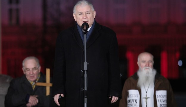 Prezes PiS Jarosław Kaczyński (C) przemawia przed Pałacem Prezydenckim w Warszawie / 	Leszek Szymański    /PAP