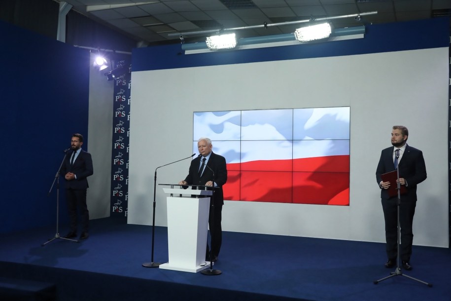 Prezes PiS Jarosław Kaczyński (C), zastępca rzecznika prasowego PiS Radosław Fogiel (L) oraz szef Forum Młodych PiS Michał Moskal / 	Tomasz Gzell    /PAP