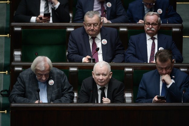 Prezes PiS Jarosław Kaczyński (C) / 	Marcin Obara  /PAP