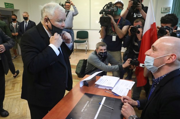 Prezes PiS Jarosław Kaczyński głosuje w lokalu wyborczym na warszawskim Żoliborzu /	Tomasz Gzell   /PAP