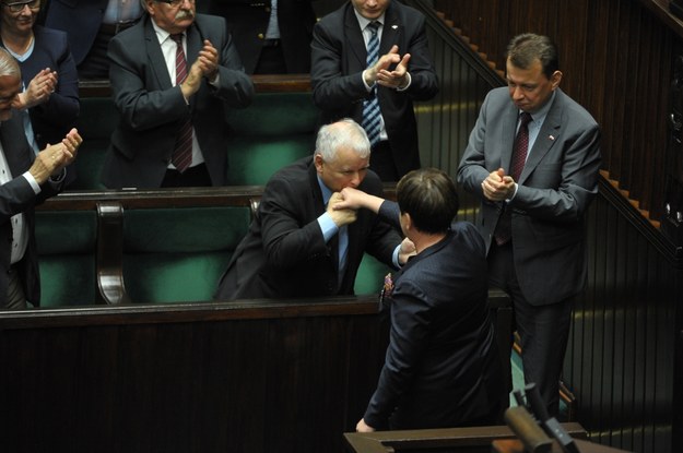 Prezes PiS Jarosław Kaczyński gratuluje premier Beacie Szydło wystąpienia w Sejmie /Marcin Obara /PAP