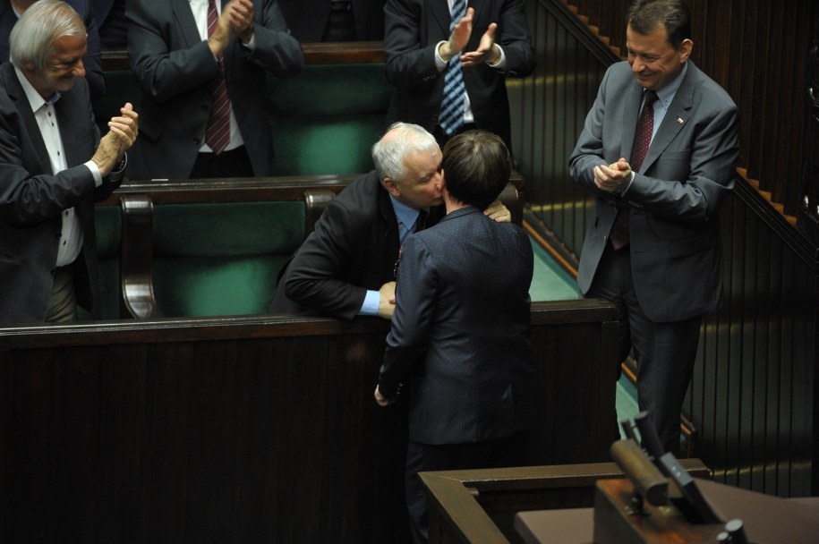 Prezes PiS Jarosław Kaczyński gratuluje premier Beacie Szydło wystąpienia w Sejmie /Marcin Obara /PAP