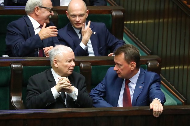 Prezes PiS Jarosław Kaczyński i minister obrony narodowej Mariusz Błaszczak oraz posłowie Leonard Krasilski i Waldemar Andzel (u góry po prawej) na sali sejmowej podczas drugiego dnia obrad Sejmu / 	Tomasz Gzell    /PAP