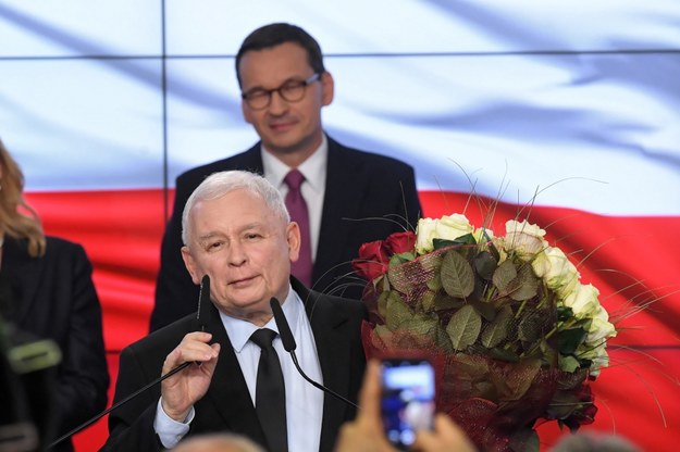 Prezes PiS Jarosław Kaczyński i (na drugim planie) premier Mateusz Morawiecki podczas wieczoru wyborczego Prawa i Sprawiedliwości / 	Radek Pietruszka   /PAP