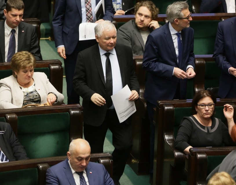 Prezes PiS Jarosław Kaczyński i politycy PiS podczas bloku wieczornych głosowań w Sejmie /Tomasz Gzell   (PAP) /PAP