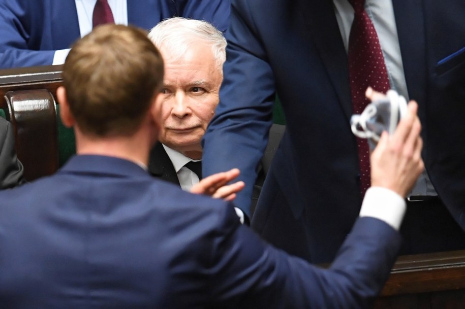 Prezes PiS Jarosław Kaczyński i poseł PO Sławomir Nitras podczas bloku wieczornych głosowań w Sejmie / 	Radek Pietruszka   /PAP