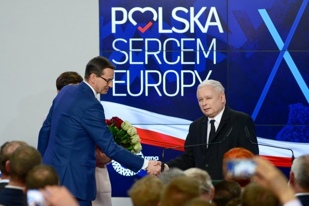 Prezes PiS Jarosław Kaczyński i premier Mateusz Morawiecki w sztabie wyborczym Prawa i Sprawiedliwości w Warszawie / 	Jakub Kamiński    /PAP