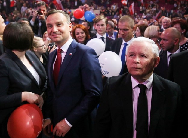 Prezes PiS Jarosław Kaczyński i prezydent elekt Andrzej Duda (po lewej) podczas konwencji Prawa i Sprawiedliwości w Warszawie /Paweł Supernak /PAP