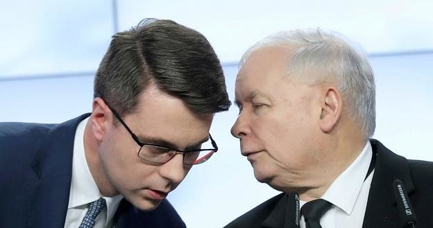 Prezes PiS Jarosław Kaczyński i rzecznik rządu Piotr Mueller. Fot. Piotr Molecki /East News