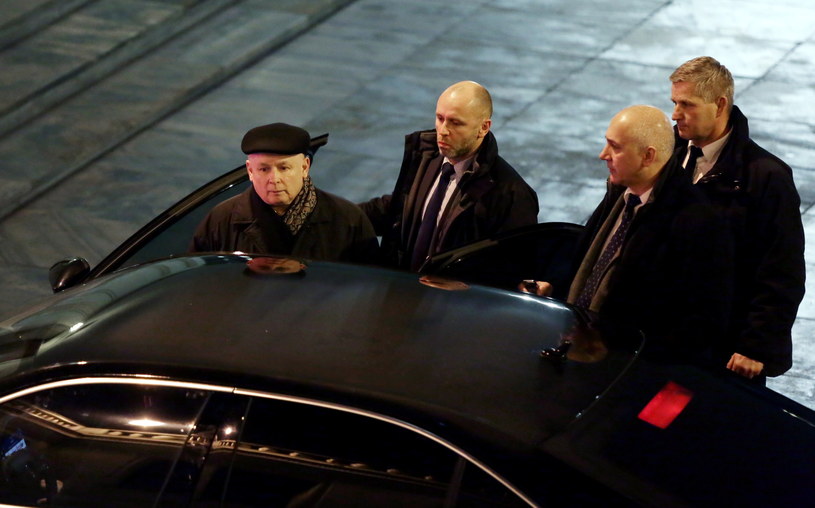 Prezes PiS Jarosław Kaczyński i wicemarszałek Joachim Brudziński opuszczają Sejm w nocy z piątku na sobotę /Tomasz Gzell /PAP