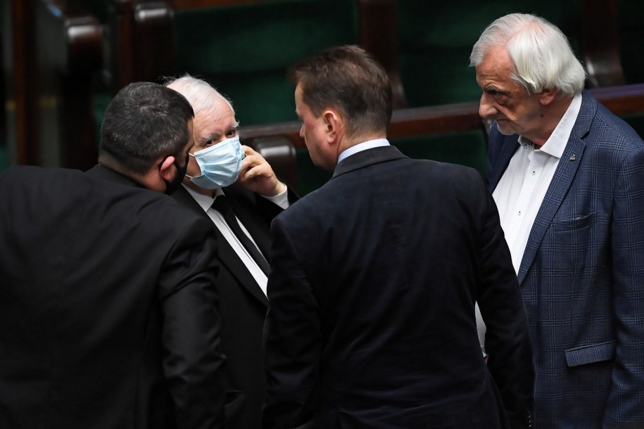 Prezes PiS Jarosław Kaczyński i wicemarszałek Sejmu Ryszard Terlecki na sali obrad Sejmu w dniu 5 maja 2020 r. / 	Radek Pietruszka   /PAP