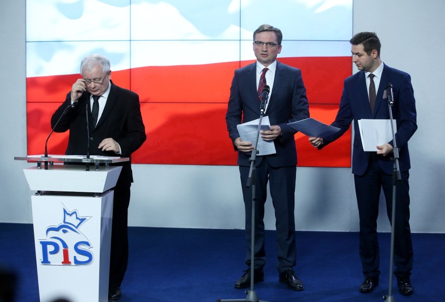 Prezes PiS Jarosław Kaczyński (L), minister sprawiedliwości Zbigniew Ziobro (C) i wiceminister sprawiedliwości Patryk Jaki (P) /Rafał Guz /PAP