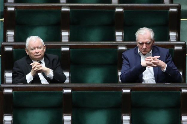 Prezes PiS Jarosław Kaczyński (L) prezes partii Porozumienie Jarosław Gowin (P) na sali obrad podczas  posiedzenia Sejmu /Leszek Szymański /PAP