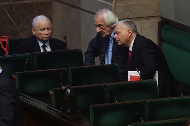 Prezes PiS Jarosław Kaczyński (L), wicemarszałek Sejmu Ryszard Terlecki (C) i poseł PiS Marek Suski (P) na sali sejmowej /Piotr Nowak /PAP