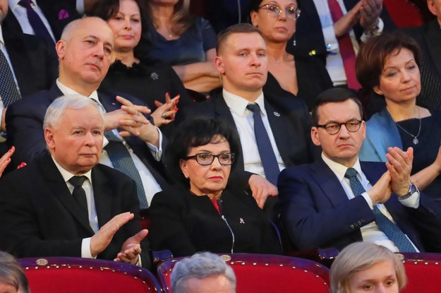 Prezes PiS Jarosław Kaczyński, marszałek Sejmu Elżbieta Witek i premier Mateusz Morawiecki oraz (na drugim planie) poseł PiS Joachim Brudziński podczas Gali Strefy Wolnego Słowa i wręczenia nagród "Gazety Polskiej" w Filharmonii Narodowej w Warszawie /Paweł Supernak /PAP